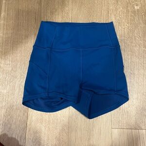 Lululemon in movement short everlux 2.5”